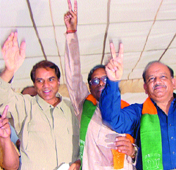 Bollywood star Dharmendra campaigning for the BJP East Delhi candidate Lal Bihari Tiwari. BJP Delhi Pradesh president Dr Harsh Vardhan is also seen in the Capital on Thursday. 