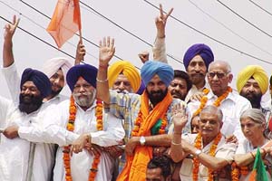 Former cricketer and SAD-BJP candidate from Amritsar constituency Navjot Singh Sidhu campaigns with senior party leaders in Amritsar
