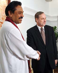 Norwegian Foreign Minister Jan Petersen greets Sri Lankas Prime Minister Mahinda Rajapakes in Colombo