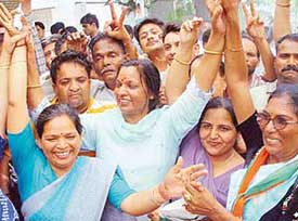 Ms Kamlesh, Mayor, and Mrs Madhu Bansal, wife of Mr Pawan Kumar Bansal, celebrate the victory.