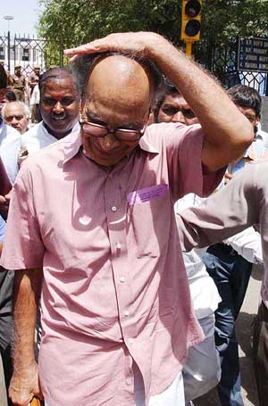 Former Union Minister and NDA candidate from the New Delhi Lok Sabha constituency Jagmohan can only console himself after he lost to the Congress candidate Ajay Makan. 