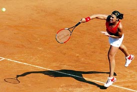 US tennis star Jennifer Capriati serves to compatriot Serena Williams 
