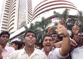 Angry shareholders and investors shout slogans against Congress leader Sonia Gandhi in front of the Bombay Stock Exchange 
