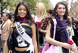 Tanushree Dutta, Miss India and Miss Croatia Marijana Rupcic walk in downtown Cuenca