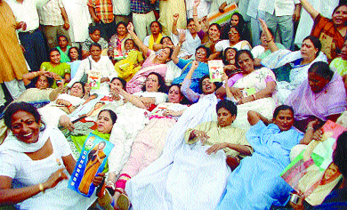 Activists of Delhi Pradesh Mahila Congress who want Sonia Gandhi to become Prime Minister, protesting in front of 10 Janpath