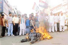 Congress activists burn effigies in Ludhiana