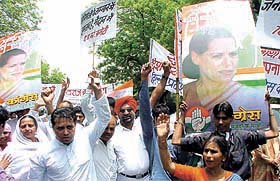 Sonia supporters up in arms at 10 Janpath in the Capital