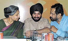 Delhi Chief Secretary Shailja Chandra, Delhi Education Minister Arvinder Singh and IOA President Suresh Kalmadi at a Press briefing about the Olympic Torch Relay in the Capital