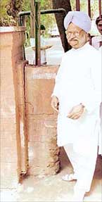 The look-alike of Prime Minister-designate, Dr Manmohan Singh, Congress worker Gurmeet Singh Sethi