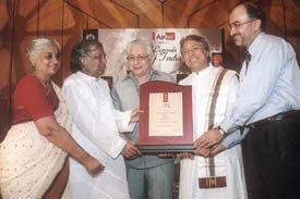 Mr Sanjay Nandrajog, Director and CEO, North Central region, Airtel, presenting Lifetime Achievement Award for excellence in the field of music to Birju Maharaj.