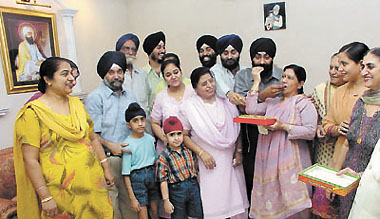 Family members celebrate Dr Manmohan Singhs appointment as prime minister