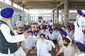 A senior SAD leader, Mr Kartar Singh Takkar, addresses party men at Gurdwara Dera Kar Seva in Karnal 