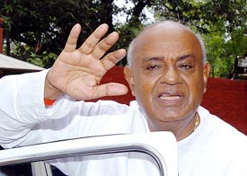 Former Prime Minister and JD (S) President H.D. Deve Gowda talks to the media after meeting Congress President Sonia Gandh