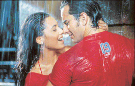 Saif Ali Khan and Rani Mukherjee in Hum Tum.