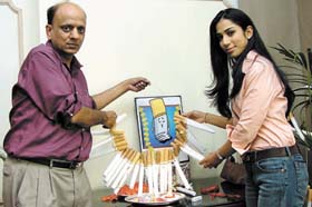 Former Miss India Manpreet Brar along with Dr K. K. Aggarwal, Executive Vice-President of the Heart Care Foundation of India, garlanding the photo of the deceased Mr Tobacco