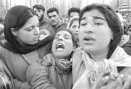 The author focuses on the trauma of ordinary Kashmiris.