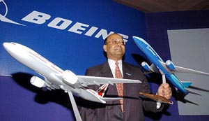 President and senior vice-president (sales) of Boeing Aircraft Trading Dinesh Keskar poses with the models of 7E7 aircraft 