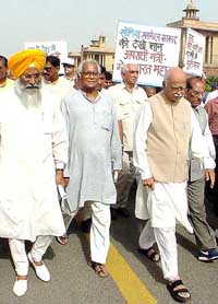 NDA leaders march from Parliament annexe to Rashtrapati Bhavan to protest against the induction of tainted Ministers in the UPA govt in New Delhi on Thursday.