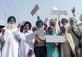 BKU workers protest against the Supreme Court's decision on SYL Canal