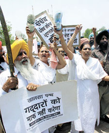 Activists of All-India Sikh Conference protesting outside the DSGMC office at Gurdwara Rakab Gunj.