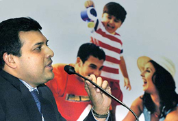 Country Manager, Allianz, and CEO, Allianz Bajaj Life Insurance, Sam Ghosh (left), speaks as DSP Merrill Lynch Fund Managers, one of the leading foreign mutual funds in India, and Allianz Bajaj Life Insurance Company jointly launched a non-discretionary advisory service to a unit-linked life insurance scheme