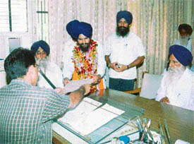 Mr Ravinder Singh Khalsa, SAD (A) candidate for the SGPC election from the Amloh constituency, files his nomination papers at the SDMs office