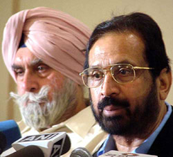 Suresh Kalmadi, President IOC, with K.P.S. Gill, President Indian Hockey Federation, addresses a press conference in Capital