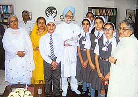 Students and staff of Guru Gobind Singh Vidya Mandir, Ratwara Sahib, with Prime Minister Manmohan Singh in Delhi before leaving for a 10-day education tour of the UK