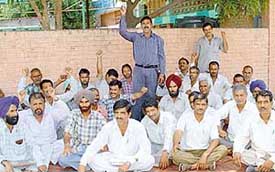 Protesting employees of the HSEB Workers Union raise slogans against the Sub-Divisional Officer, Uttar Haryana Bijli Vitran Nigam. 