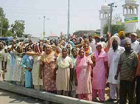 A scene of a road blockade by villagers at Macchhiwara against alleged musclemen of liquor contractors