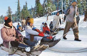 Tourists enjoying the snow in Gulmarg