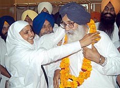 Former SGPC chief Bibi Jagir Kaur garlanding Parkash Singh Badal after he was re-elected as the President of the Shiromani Akali Dal
