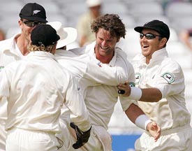 New Zealand's Chris Cairns (C) celebrates with team-mates after taking the wicket of England's Mark Butcher