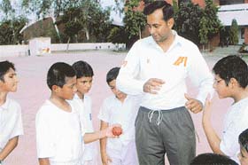 Haryanas former Ranji Trophy player Girish Bhanot interacts with students of KBDAV School