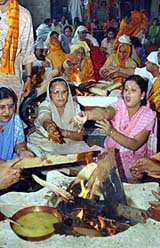Kashmiri Pandits perform hawan at Hanuman Mandir