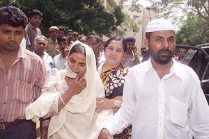 Ishrat's mother Shamima Banu along with her relatives coming out of the Ahmedabad police crime branch office
