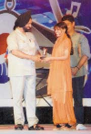 Winners of Ban Ja Sitara Yara contest being felicitated