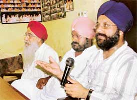 Mr Amarvir Singh, general secretary, Punjab State Fruit and Vegetable Commission Agents Association, addresses mediapersons at a press conference