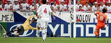 Netherland's Ruud van Nistelrooy scores past Czech Republic's goalkeeper Petr Cech