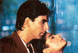  Raveena Tandon and Akshay Kumar: Tip tip barsa paani