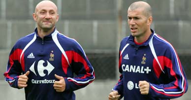 France's goalkeeper Fabien Barthez and Zinedine Zidane
