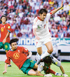 Spains striker Raul collides with Portugals goalkeeper Ricardo (down R) next to Spains midfielder Vicente (L) at Jose Alvalade Stadium in Lisbon during their Euro 2004 group A football match 