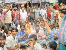 Vendors and shopkeepers of Field Ganj protest against clearing of encroachments by MC staff
