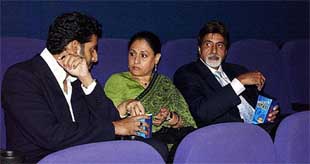 Abhishek Bachchan alongwith parents Amitabh and Jaya Bachchan at the premiere of senior Bachchan's latest film Deewar