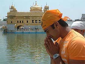 Bollywood actor Arya Babbar paying obeisance at the Golden Temple
