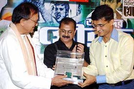 Union Sports Minister Sunil Dutt presents a memento to Indian cricket team captain Sourav Ganguly