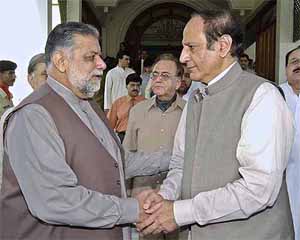 Former Pakistan Prime Minister Mir Zafarullah Khan Jamali sees off Chaudhry Shujaat Hussain