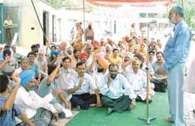 PWD staff stage a dharna in protest against Vigilance raids in Ludhiana