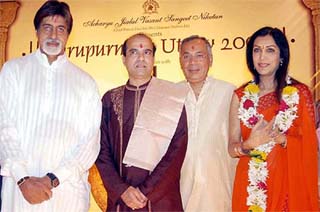 Bollywood icon Amitabh Bachchan, singer Suresh Wadkar, industrialist Vijay Raheja and dancer Vani Ganpathi pose during the inauguration of Gurupoornima Utsav 2004 in Mumbai