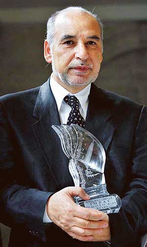 Moroccan Tahar Ben Jelloun has won the International IMPAC Dublon Literary Award for 2004